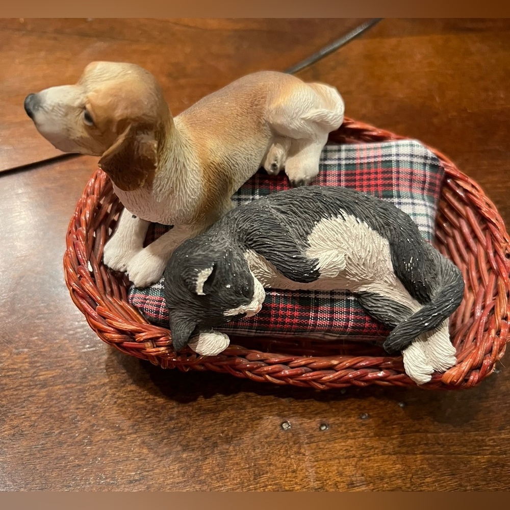 Vintage lot of 2 Sandicast dog and cat in a basket cuteness overload